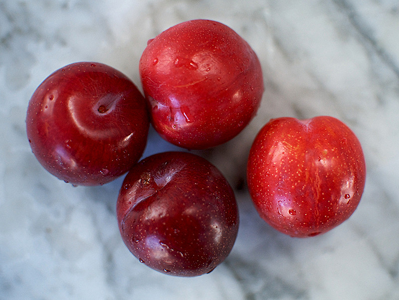 Pack of Fresh Plums 1 x 4 (52p each)