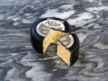 Hunter - Truffle & Cracked Black Pepper Cheddar Cheese Truckle (150g)