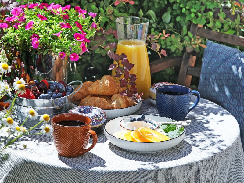 Al fresco breakfasts